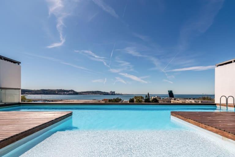 Guestready - Alges Apt With Stunning Rooftop Pool Apartman Kültér fotó